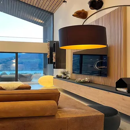 Hearthell & Bison Lake View Holiday home *